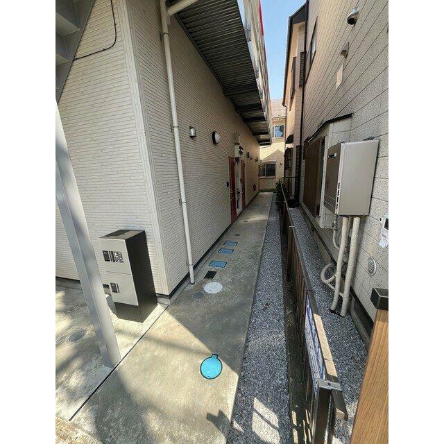 自転車、バイク（有料）は画像右側の砂利部分へ！