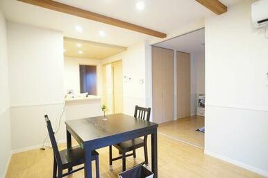 【リビング】カウンターキッチンになっておりますので、お料理しながらご家族と会話が楽しめます♪※家具…