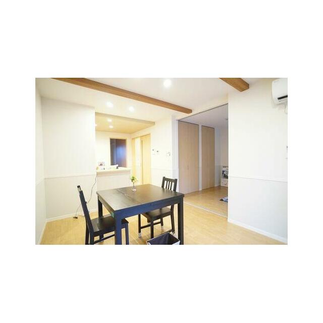 【リビング】カウンターキッチンになっておりますので、お料理しながらご家族と会話が楽しめます♪※家具…
