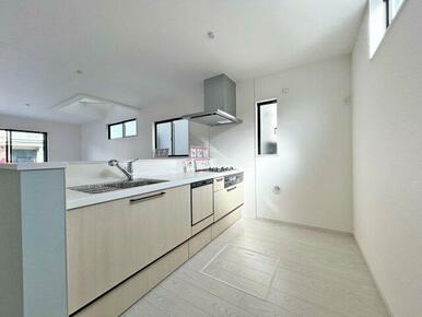 対面式キッチンです。広いキッチンでお子様とクッキングが楽しめます。※施工例