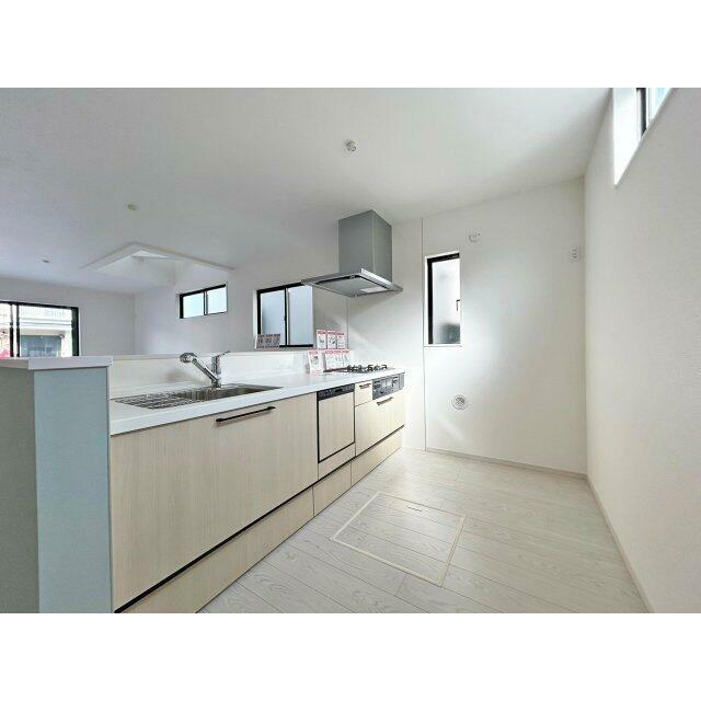 対面式キッチンです。広いキッチンでお子様とクッキングが楽しめます。※施工例