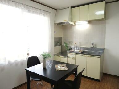 窓のある明るいキッチン♪（家具・雑貨はイメージとなります）