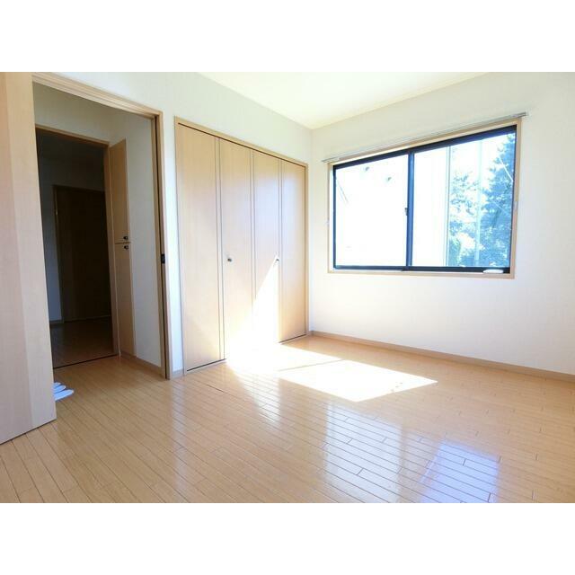 ★洋室6帖の居室です。角部屋で明るいです★