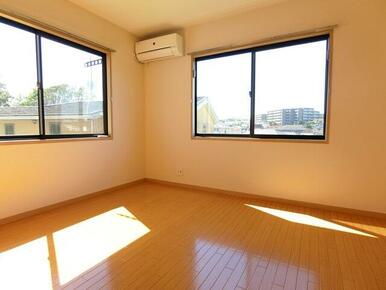 ★洋室6帖の居室です。角部屋で明るいです★