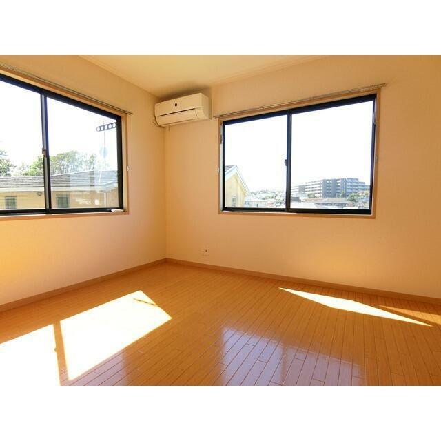 ★洋室6帖の居室です。角部屋で明るいです★