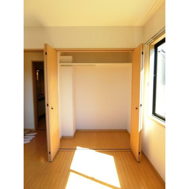 ★洋室にも大き目の収納確保★