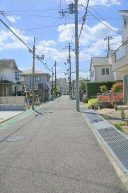 前面道路幅員は約5.2ｍと広く開放感がございます！