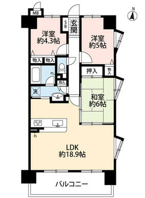 引き戸を開けると開放的な空間使いができるリビングと和室