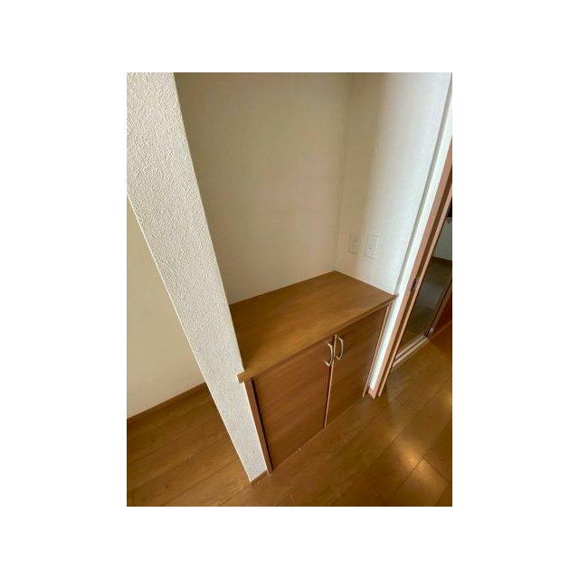 あると便利なリビングの多目的収納棚です。