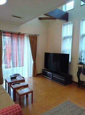 吹き抜けのある明るいリビング！