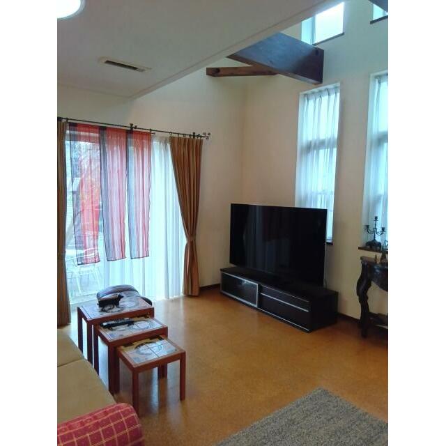 吹き抜けのある明るいリビング！