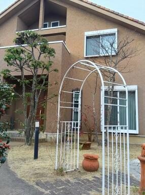 お庭も広いのでガーデニングやバーベキューも楽しめそうです