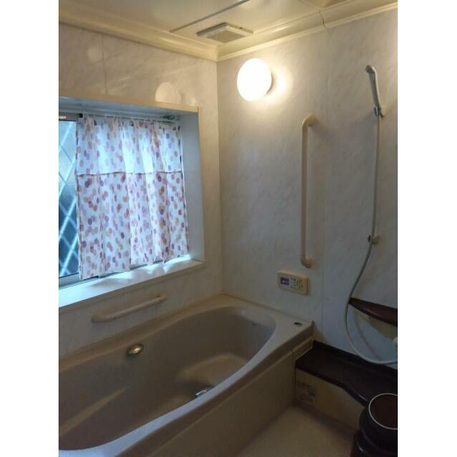 窓のある明るい浴室