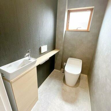 来客時に嬉しい手洗いスペース付きのトイレ！タンクレストイレなので節水にもなりお手入れも楽々♪