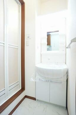 正面の化粧台はノズルが伸びて洗髪も出来ます♪