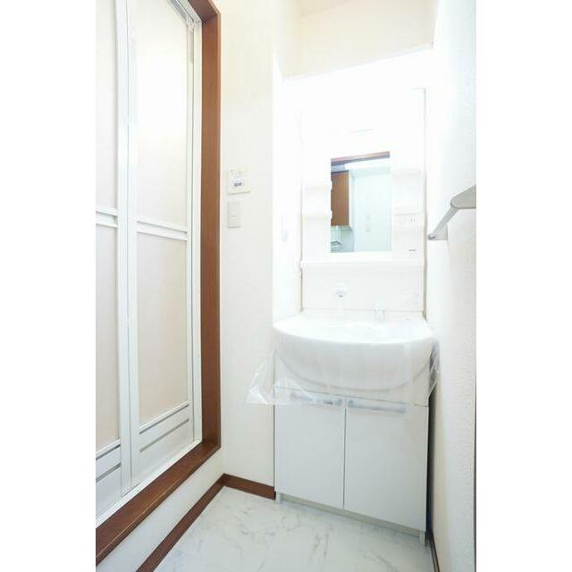 正面の化粧台はノズルが伸びて洗髪も出来ます♪