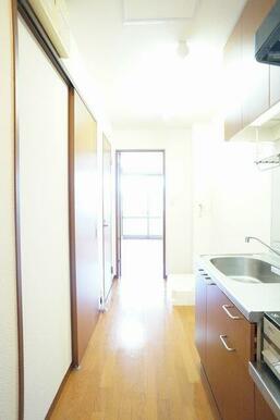 玄関からキッチン、洋室方向。