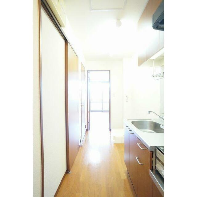 玄関からキッチン、洋室方向。