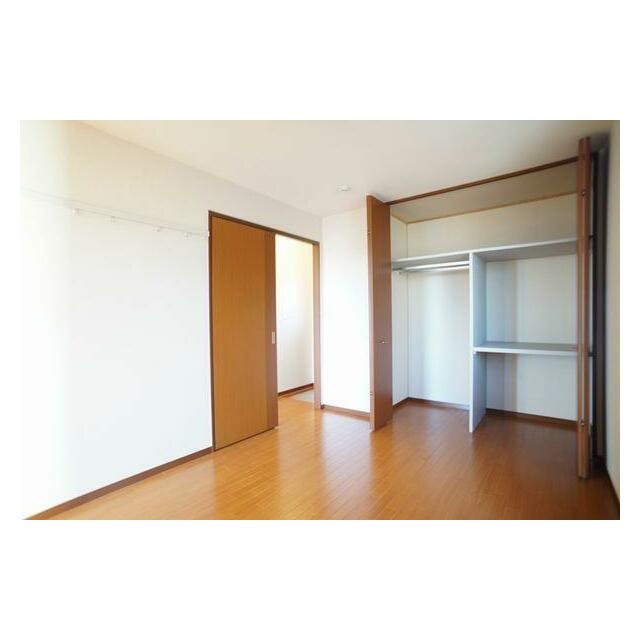 【洋室】６，２帖洋室、収納、化粧幕板。