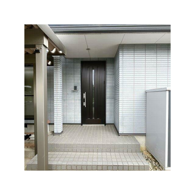 庇が深いので雨の日も安心のエントランス◎