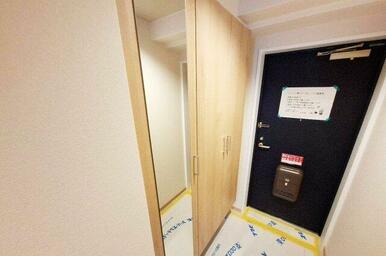 玄関：大容量の下駄箱を新調。姿見付きで外出前の身だしなみチェックにも便利です。