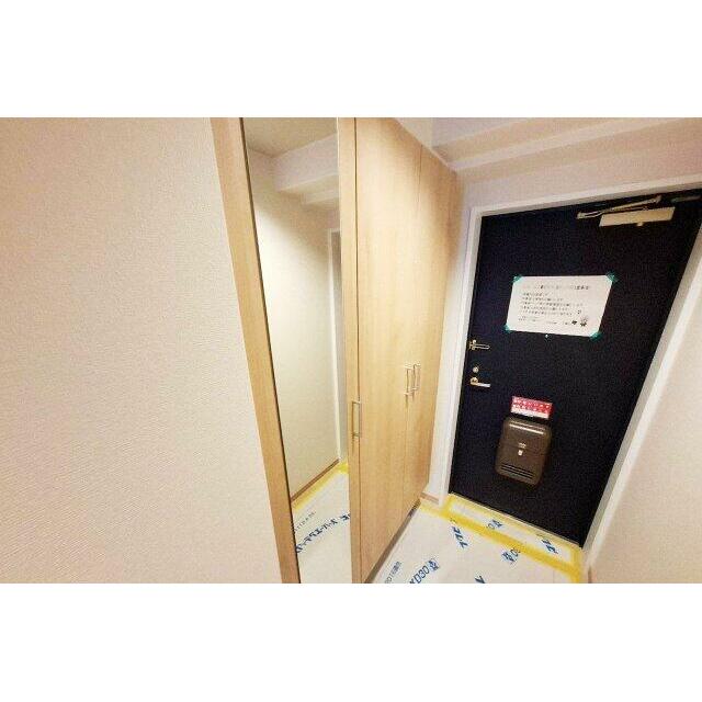 玄関：大容量の下駄箱を新調。姿見付きで外出前の身だしなみチェックにも便利です。