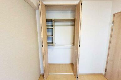 洋室2クローゼットはハンガーパイプ付き。衣類をそのまま掛けられて便利な仕様。整理整頓もラクラク。