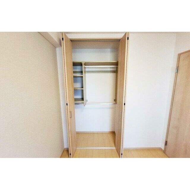 洋室2クローゼットはハンガーパイプ付き。衣類をそのまま掛けられて便利な仕様。整理整頓もラクラク。