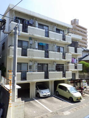 北西側から撮った建物の写真です。３階左側から二番目の部屋が空きます。