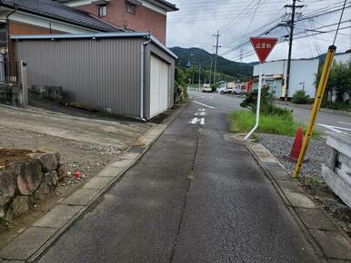 前面道路（北から南へ撮影）