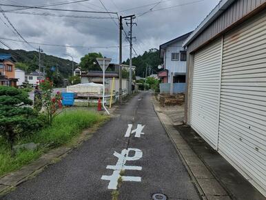 前面道路（南から北へ撮影）