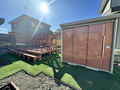 ウッドデッキ×2と大型物置×2がございます。