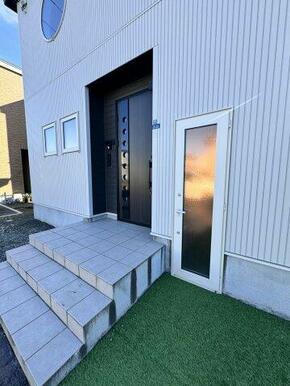 玄関と土間、二箇所入口があります。