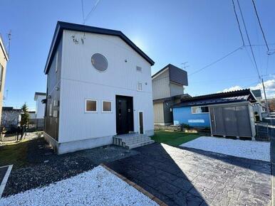 丸窓が特徴かつ、外壁はツートンカラー。