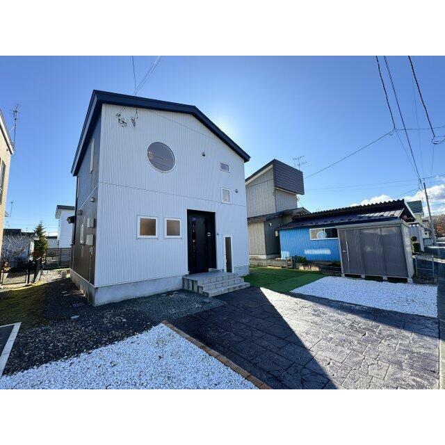 丸窓が特徴かつ、外壁はツートンカラー。