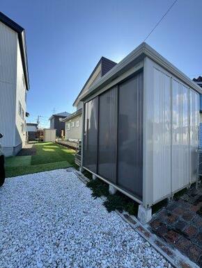 化粧砂利や人工芝も敷設しております。