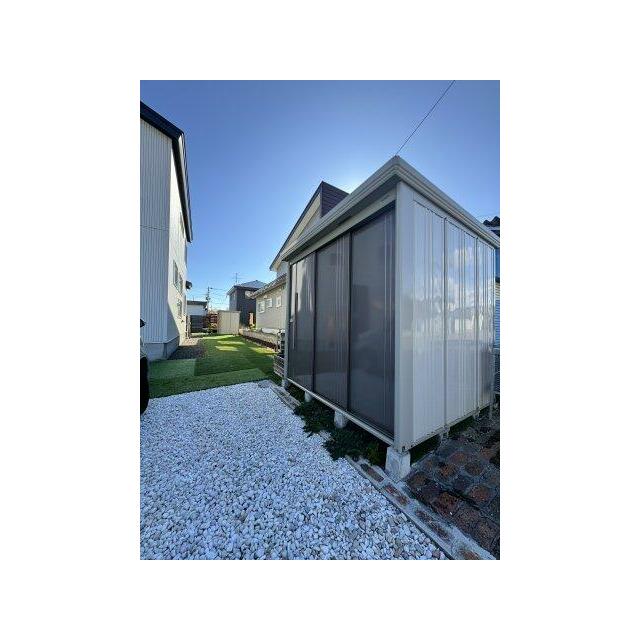 化粧砂利や人工芝も敷設しております。