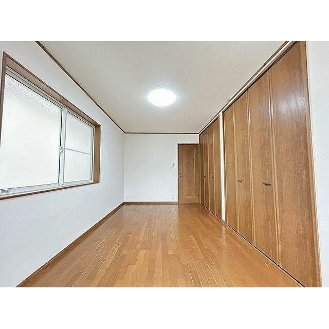 「洋室」２階南西側約７．５帖洋室　別角度からの様子　収納が豊富なお部屋です