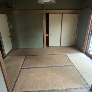 襖で仕切ることで個室としても、大空間としても利用できる使い勝手の良い2間続きの和室です