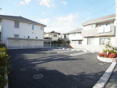 駐車場は世帯１台分の台数を確保しております。（別途契約要）
