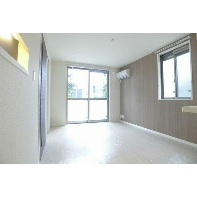 キッチン側から見たＬＤＫ。２方向に窓がある南向きの角部屋で陽当たり良好！！