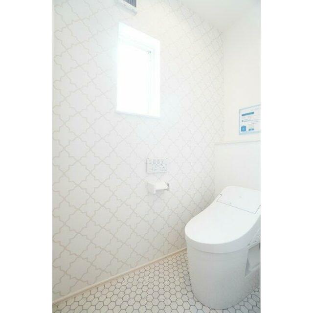 タンクレスタイプのトイレで見た目スッキリ♪清潔感もあります。