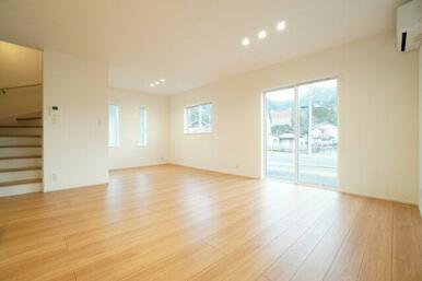 19.5帖リビングの別角度の写真です。晴れた日中は光が差し込み明るいです♪※類似物件の参考画像です。