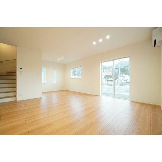 19.5帖リビングの別角度の写真です。晴れた日中は光が差し込み明るいです♪※類似物件の参考画像です。