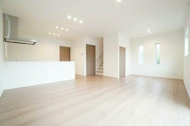 広くなったリビングは日当たりもよく収納スペースもあります！※類似物件の参考画像です。