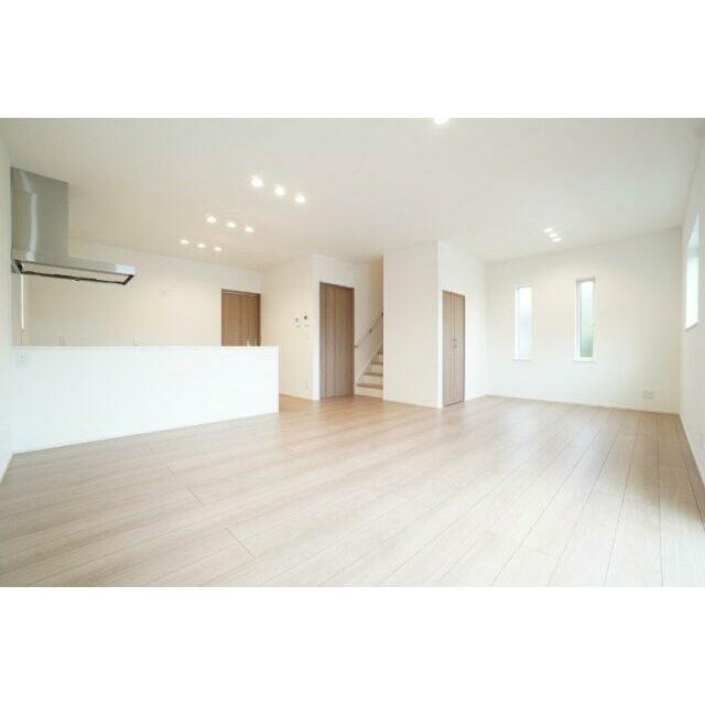 広くなったリビングは日当たりもよく収納スペースもあります！※類似物件の参考画像です。