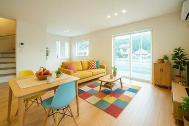 19.5帖のLDKに家具を配置するとこのような感じになります♪※類似物件のイメージ参考画像です。