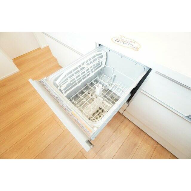 キッチンにはビルトイン食器洗浄乾燥機がついています。手洗い派の人も乾燥機として使っていただけます。