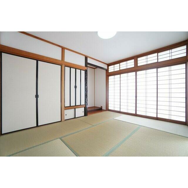 1階6帖和室。畳の表替え済みです！来客用やちょっとした家事スペースにも便利です♪