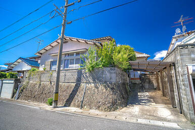 住宅街の中にある光が気持ちよく降り注ぐ住まい